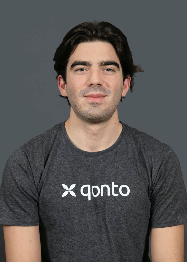 Alexandre Monjol, smiling at the camera wearing a Qonto t-shirt